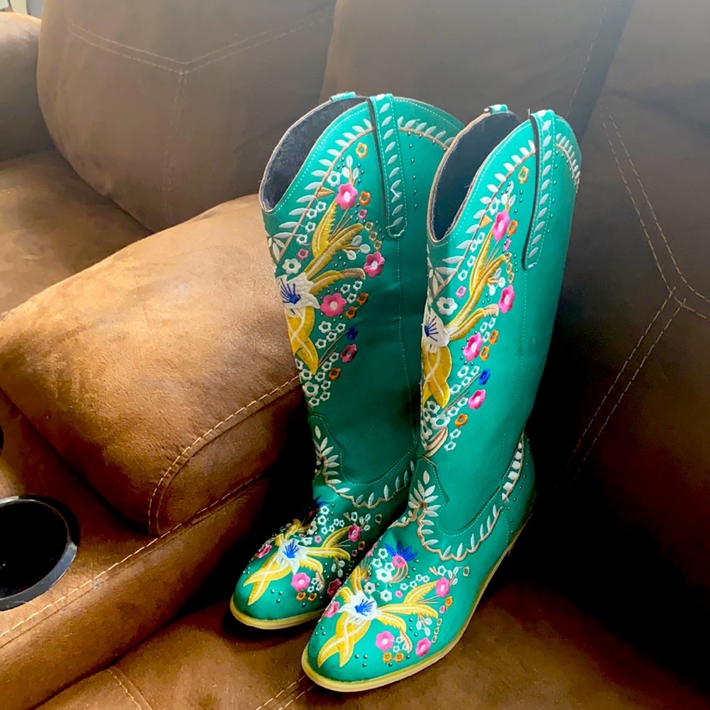 Green embroidered cowboy boots. Wide leg size 9